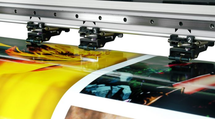 Veľkoformátovú tlač reklamy na všetky druhy materiálov ponúka RAVAFOL