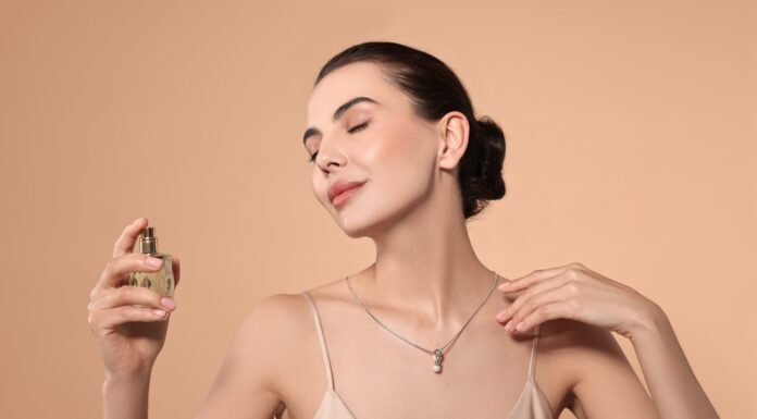 Parfémy: Viac ako len vôňa Elegantná fľaštička parfému položená na zrkadlovom podnose, symbolizujúca luxus a osobný štýl.