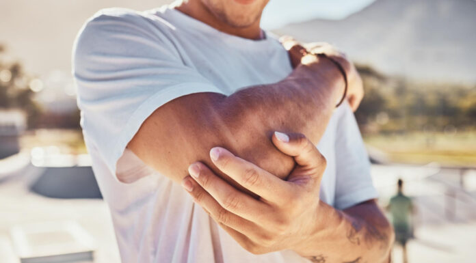 Nie sme stroje, no veľmi podobne sa kazíme: Ako dať zničené kĺby do poriadku? Ilustrácia bolesti kolena – človek si drží boľavý kĺb