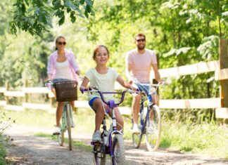 Top 5 cyklistických trás pre celú rodinu v Bratislave Rodina na bicykloch počas výletu po cyklotrase v Bratislave.