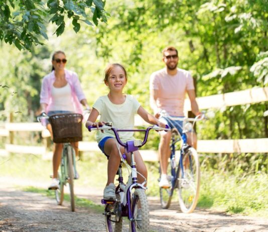 Top 5 cyklistických trás pre celú rodinu v Bratislave Rodina na bicykloch počas výletu po cyklotrase v Bratislave.