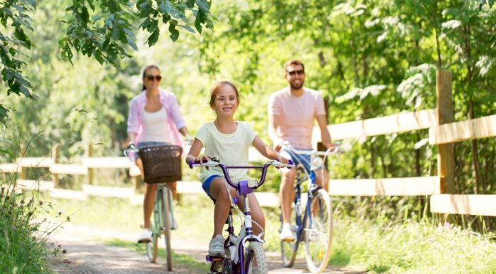 Top 5 cyklistických trás pre celú rodinu v Bratislave Rodina na bicykloch počas výletu po cyklotrase v Bratislave.